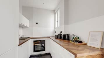 Micro-ondes, four, lave-vaisselle, cafetiĂšre/bouilloire