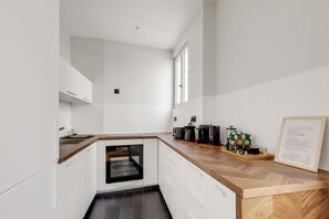 Mikrowelle, Ofen, Geschirrspüler, Wasserkocher mit Kaffee-/Teezubehör