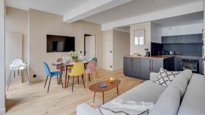 Eine moderne Wohnung mit Essbereich, Küche und Wohnzimmer.