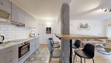 Een microgolfoven, een oven, een vaatwasser