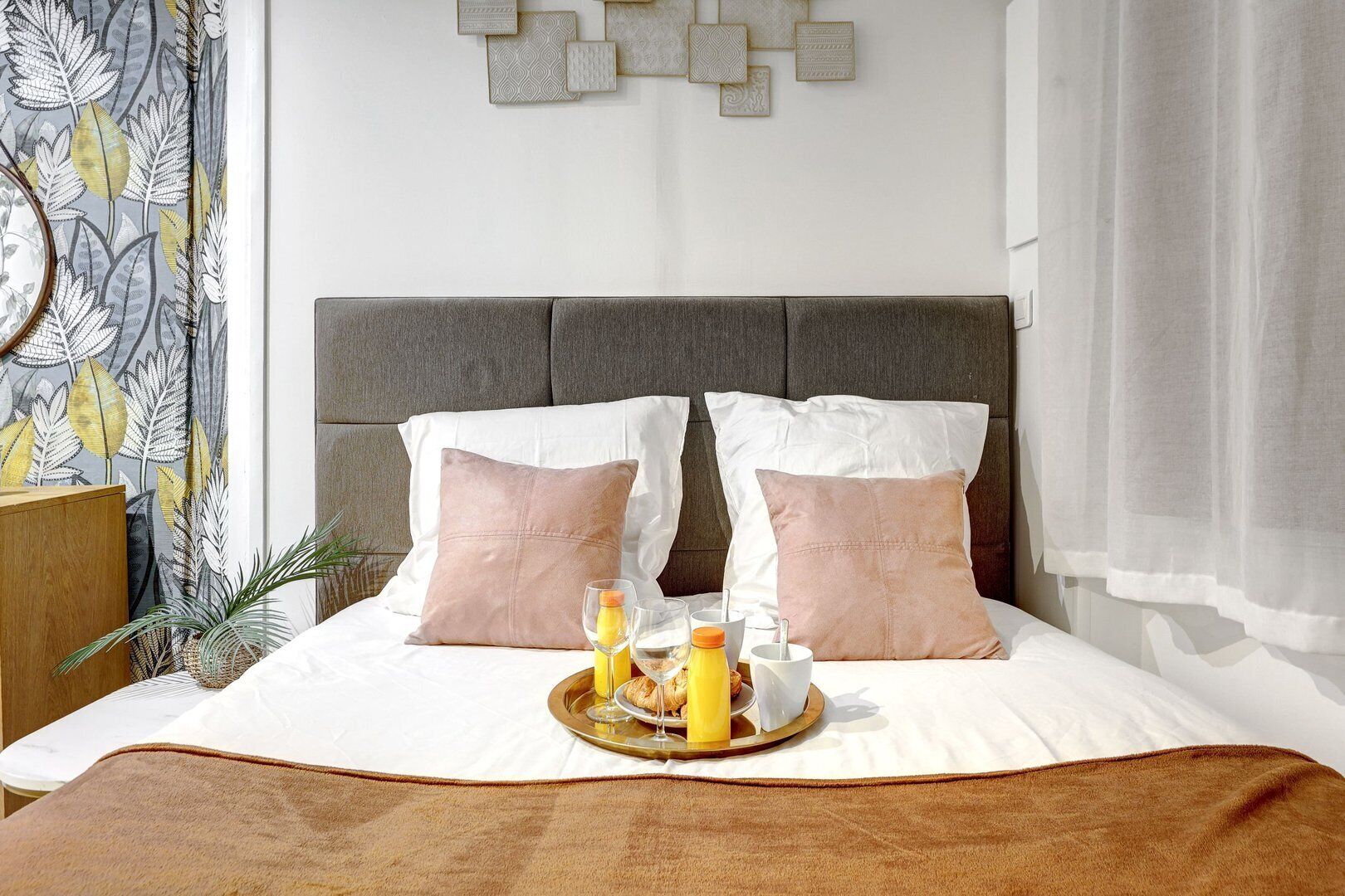 2 bedrooms, internet, bed sheets