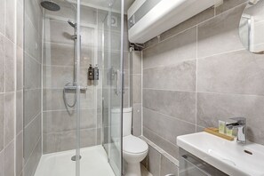 Ducha, secador de pelo y toallas