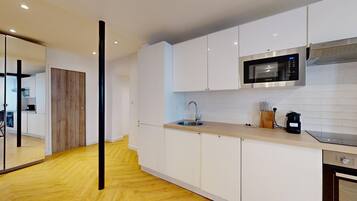 Fridge, microwave, oven, coffee/tea maker