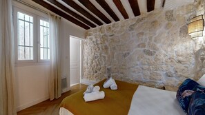 2 bedrooms, iron/ironing board, internet, bed sheets