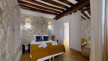 2 bedrooms, iron/ironing board, internet, bed sheets