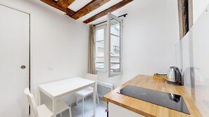 Refrigerador, microondas, cafetera/tetera, mesa de comedor