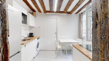 Réfrigérateur, micro-ondes, cafetiÚre/bouilloire, tables à manger