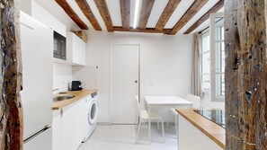 Kühlschrank, Mikrowelle, Wasserkocher mit Kaffee-/Teezubehör, Esstisch