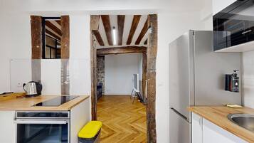 Refrigerador, microondas, cafetera y tetera y comedor