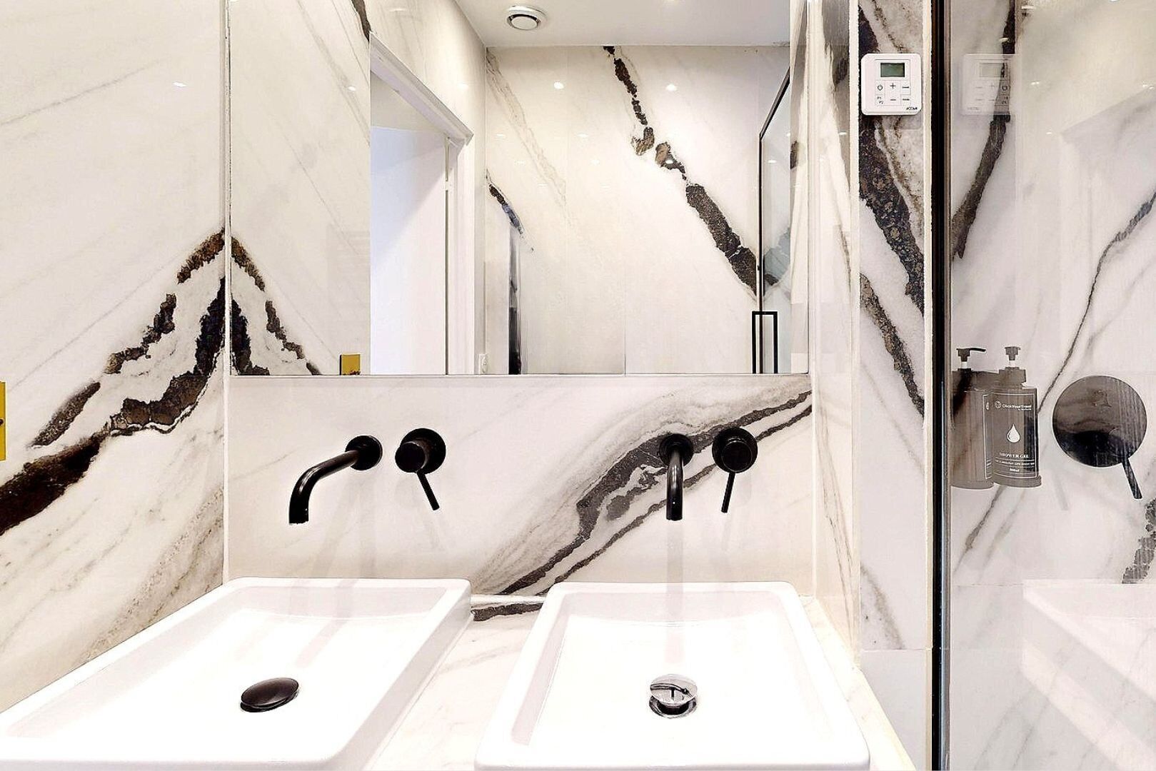 Douche, sèche-cheveux, serviettes fournies, savon