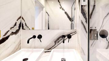 Douche, sĂšche-cheveux, serviettes fournies, savon