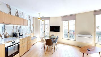 Micro-ondes, four, lave-vaisselle, cafetiĂšre/bouilloire