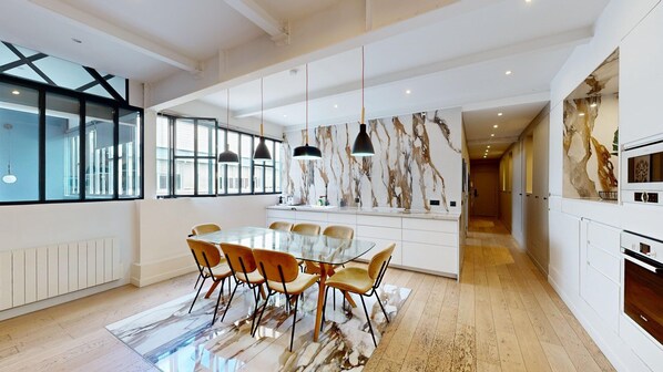 Microondas, horno, lavavajillas y cafetera y tetera