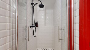 Shower, hair dryer, towels - TBS 93 - Fairy-tale studio in Mickey Mouse colors (Paris)