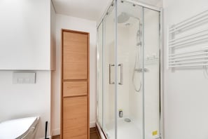 シャワー、ヘアドライヤー、タオル、石鹸