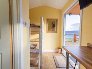 1 bedroom, travel crib