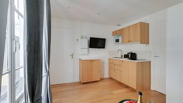 Microwave, dishwasher, coffee/tea maker