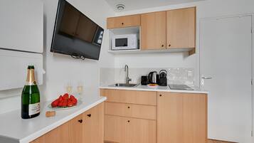 Microwave, dishwasher, coffee/tea maker