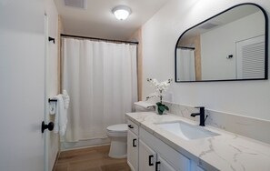 Handtücher, Seife, Shampoo, Toilettenpapier