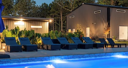 Boutique Resort for Grown-Ups – Hot Tub, Fire Pit, and Chill Vibes- Home 3