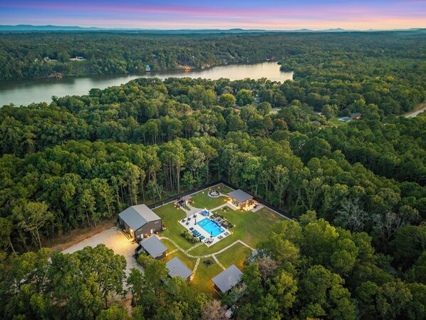 Exterior - Boutique Resort for Grown-Ups – Hot Tub, Fire Pit, and Chill Vibes- Home 3 (Royal)