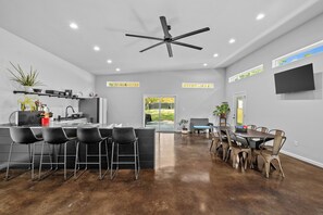 Dining - Boutique Resort for Grown-Ups – Hot Tub, Fire Pit, and Chill Vibes- Home 3 (Royal)