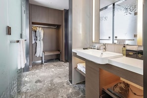 A modern bathroom with a large mirror, two sinks, and a robe rack. - Hampton Hilton Xuzhou Yunlong Mountain (Xuzhou)