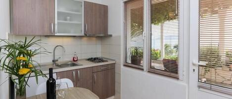 Jääkaappi, liesi, kahvin-/teenkeitin, ruokailupöytä