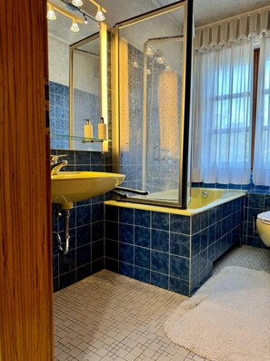 Towels, toilet paper - House with pool in the heart of Bochum (Bochum)