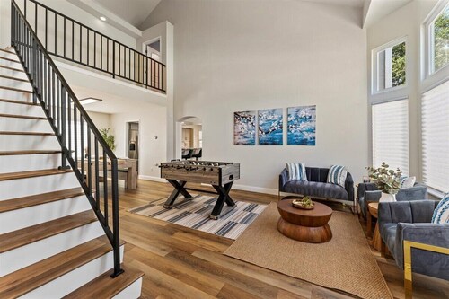 Luxury Home, W/Pool Table; 40 min from Tahoe