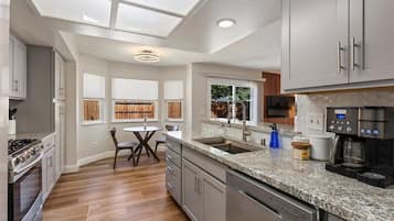 雪櫃、微波爐、焗爐、爐具