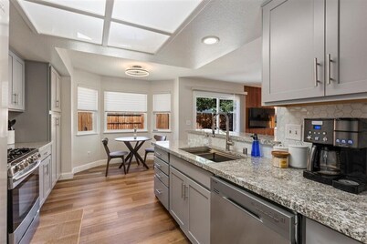 Luxury Home, W/Pool Table; 40 min from Tahoe