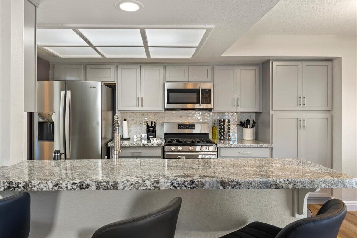 Réfrigérateur, micro-ondes, four, plaque de cuisson