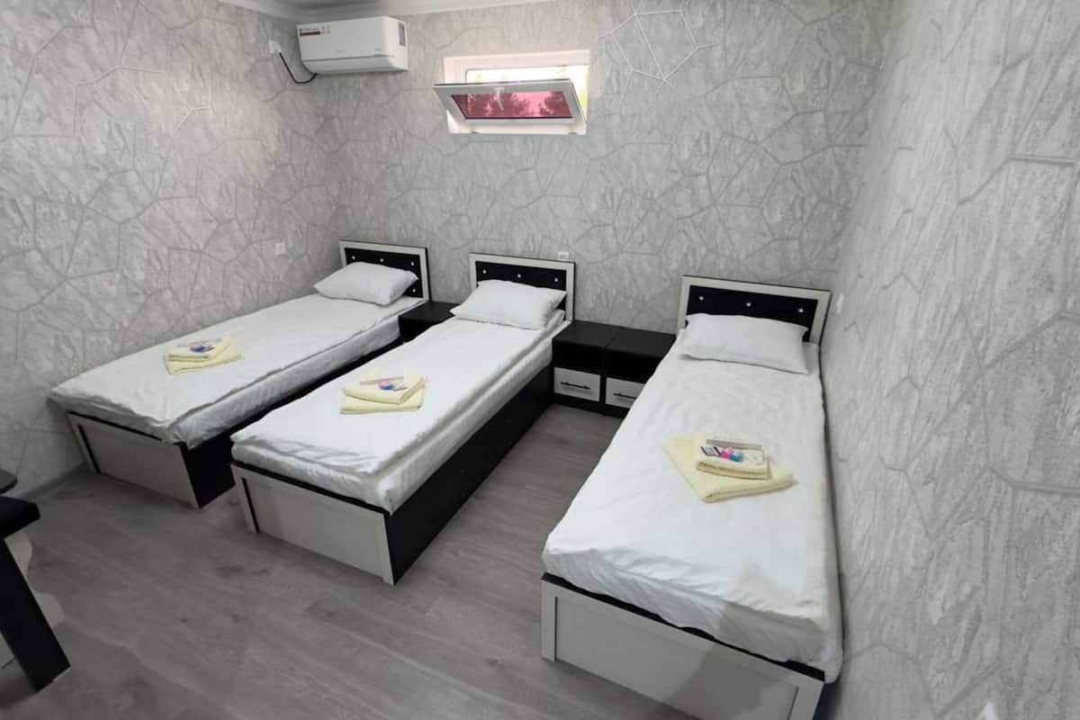 Habitación económica, 3 camas individuales, para no fumadores, lanai | Edredón, escritorio, espacio para trabajar con laptop y insonorización