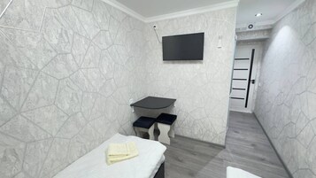 羽绒被、办公桌、笔记本电脑工作区、隔音