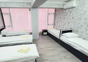 經濟共用宿舍, 僅限男士, 非吸煙房, 庭園景觀 | 羽絨被、書桌、筆電工作空間、隔音