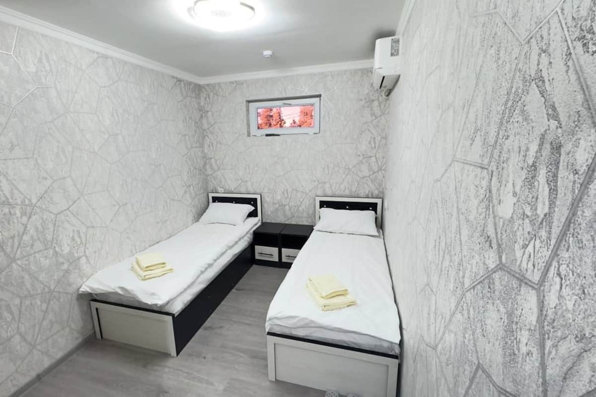 1 quarto, edredons de pluma, escrivaninha