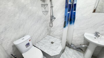 Dormitorio compartido económico, solo para hombres, no fumadores, vistas al patio | Baño | Ducha, artículos de higiene personal gratuitos y secador de pelo