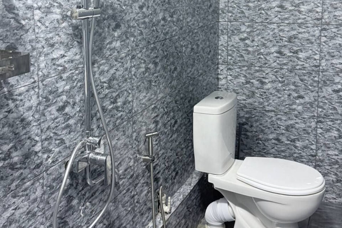 Single Room | Bathroom | Shower, free toiletries, hair dryer (on request), slippers