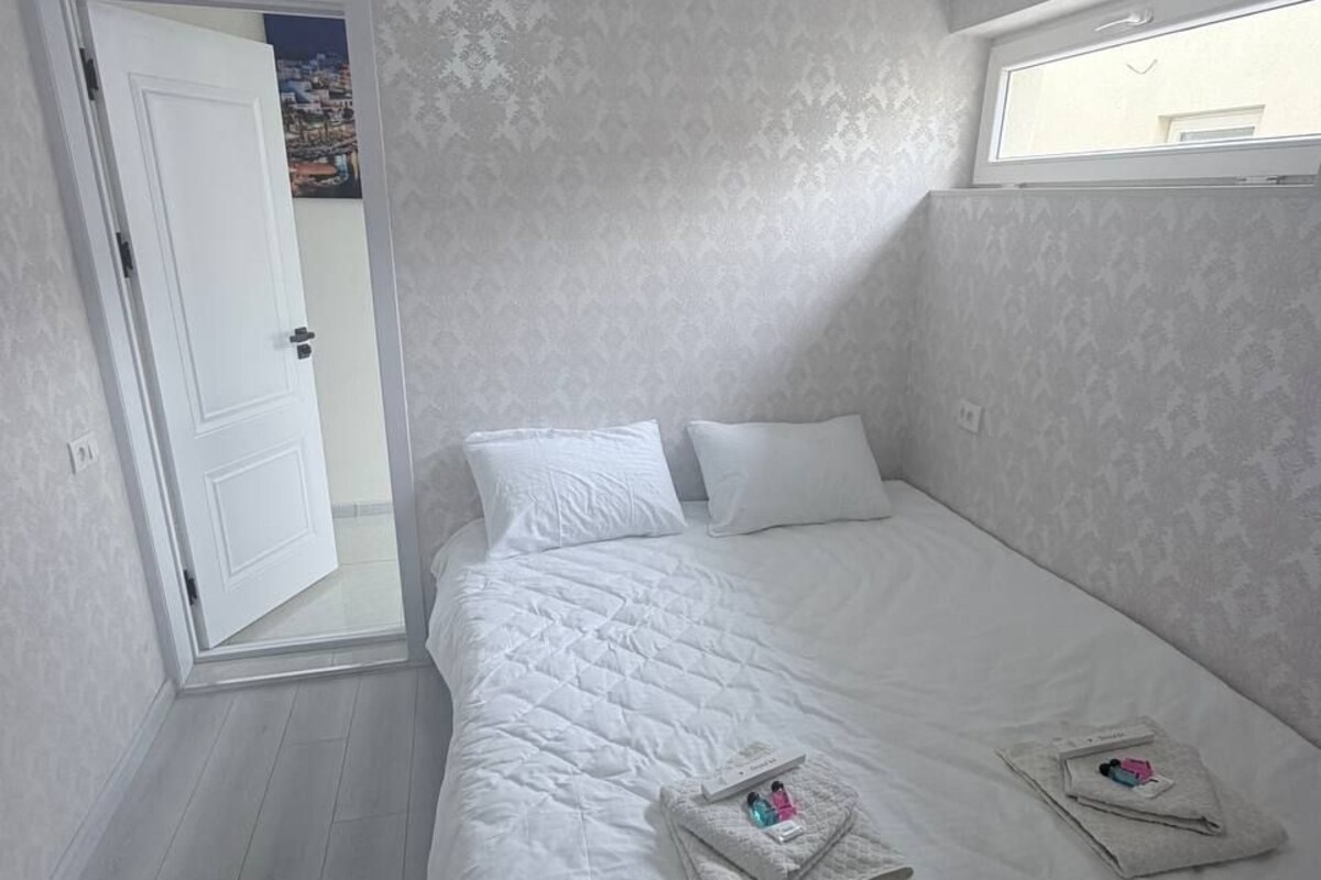 Classic Room | Down comforters, desk, laptop workspace, soundproofing