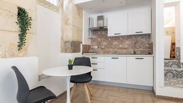 Fridge, stovetop, coffee/tea maker, electric kettle