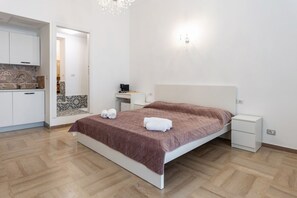 Iron/ironing board, WiFi, bed sheets