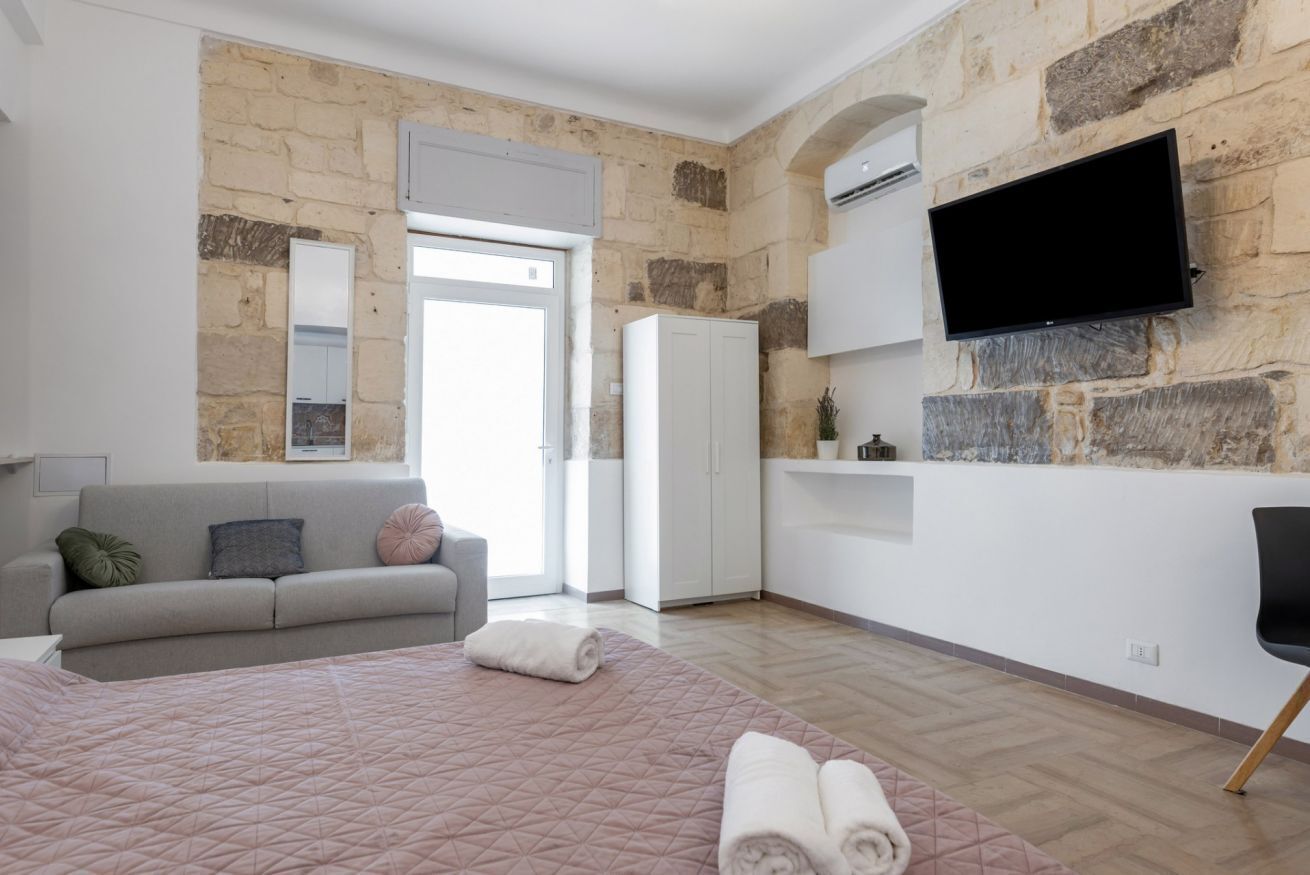 Tabla de planchar con plancha, wifi, ropa de cama