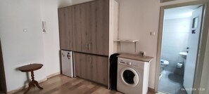 Haartrockner, Handtücher, Seife, Toilettenpapier