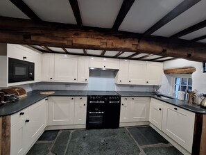 Een koelkast, een microgolfoven, een oven, een kookplaat