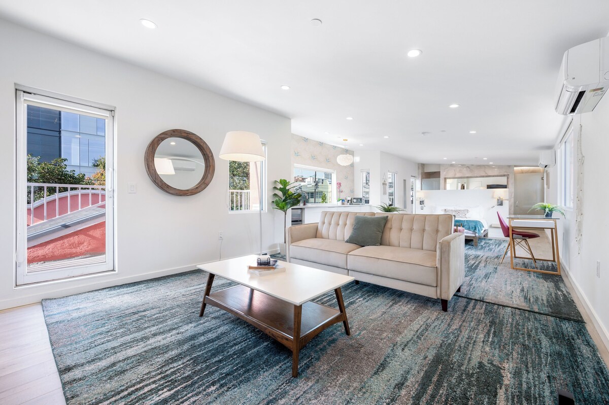 Day Dreams by AvantStay | Modern Loft w/ Views of Hollywood Sign | A+ Location