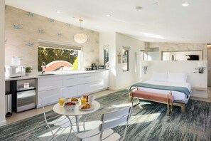 Réfrigérateur, four à micro-ondes, cafetière-théière