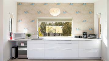 Een koelkast, een magnetron, een koffiezetapparaat/waterkoker