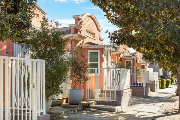 Property grounds - Southwest by AvantStay | Heart of Hollywood | Remodeled 1920s Bungalow (Los Angeles)