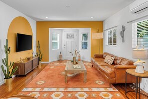 Smart TV - Southwest by AvantStay | Heart of Hollywood | Remodeled 1920s Bungalow (Los Angeles)